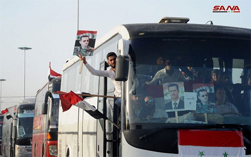 Refugiados sirios abandonan Líbano y regresan a Siria Refugiados sirios abandonan Líbano y regresan a Siria